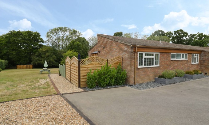 Colchester Cabaña | WOODPECKERS, pet friendly, with pool in Alresford, Colchester