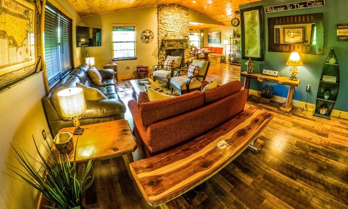 Murphy Cabina | WOODS UPON A TIME: Lavish Hilltop Cabin w/Fishing Pond