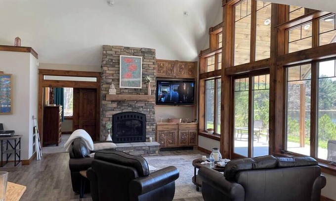 Kingsley Casa | Woodsy and Private- Dream House on a 7 Acre Pond