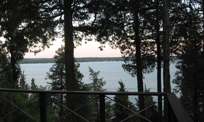 Green Lake Cabina | Woodsy Lakefront Retreat high above Green Lake