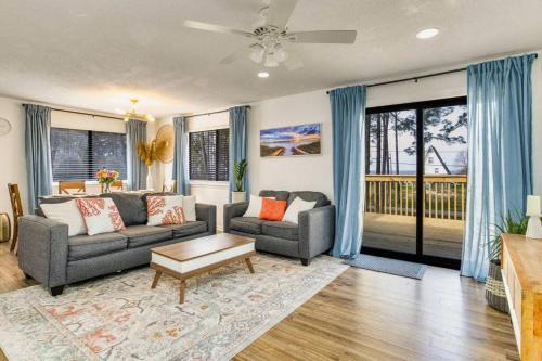 Gulf Breeze Casa | Woodsy Retreat, steps to Bay - Hot tub!