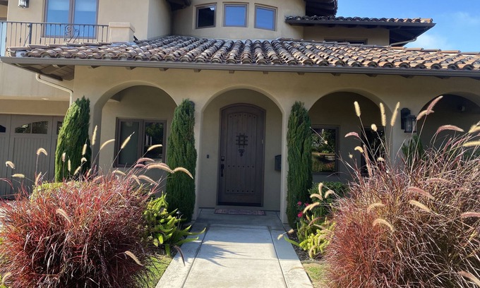 Sunset Cliffs Casa | Work remote in San Diego. Quiet neighborhood between the Harbor & Sunset Cliffs.