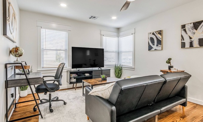 Bartlesville Apartamento | Work, Rest & Recharge – Downtown Home w/ Washer & Dryer