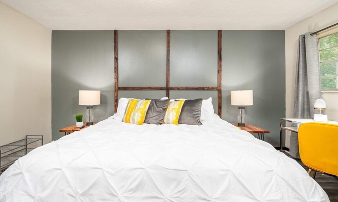 Pineville Apartamento | Work Travel KingBed P&G Kitchen W/D Pets WiFi