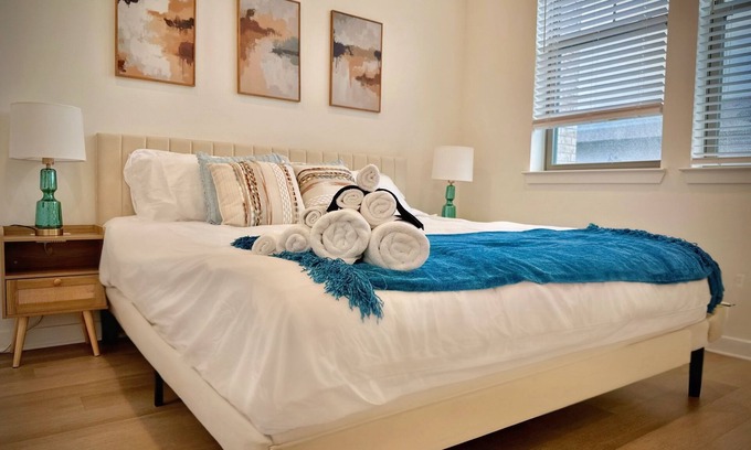 Sherman Apartamento | Worker Friendly 1bedroom with gym, WiFi, WasherDryer,Pool,KINGbed,A+Location