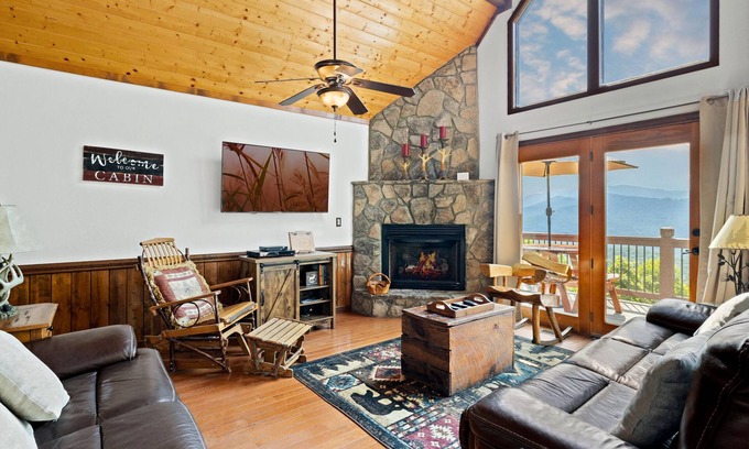 Bryson City Cabina | "WOW!" views, service & location! Pet & family friendly!