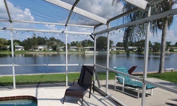 Jasmine Lakes Casa | Cerca de la playa, a orillas del lago, piscina, casa, para 12