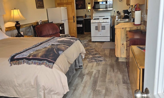 Cody Casa | Wrangler's Hideout- pet & horse friendly, views of Heart Mountain!