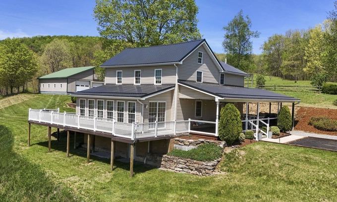 Schellsburg Otro | Wrap-A-Round Farmhouse :Peaceful Mountain Retreat