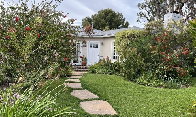 Sunset Park Casa | Writers House in Tree Lined Street