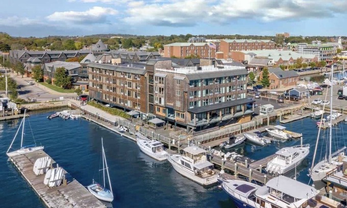 The Point Condominio | Wyndham Inn on Long Wharf |1BR/1BA King Bed Suite
