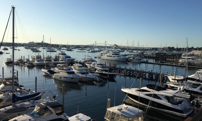 Yachting Village Complejo | Wyndham Inn on the Harbor ~ One Bedroom Suite ~ Two Queen Beds