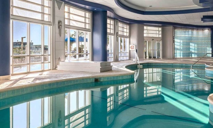 Seabreeze Historic District Complejo | Wyndham Ocean Walk on Daytona Beach!! Next door shopping and restaurants.