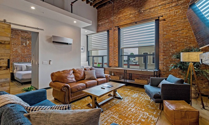 Effingham Apartamento | XCHNG King Bed Luxury Downtown, XCHNG. Industrial Executive Loft w/ King Bed