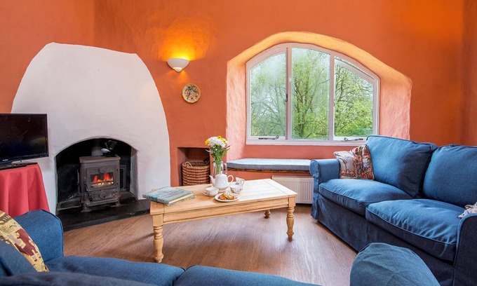 Clynderwen Cabaña | Y Beudy, Holiday Cottage Near Preseli Hills, Sleeps 4, 2 bedrooms, bathrooms
