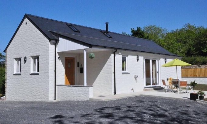 Cardigan Cabaña | Y FELIN, pet friendly, with hot tub in Cardigan