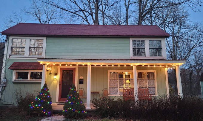 Yardley Casa | Yardley Boro Canal Cottage - Waterfront & Walkable!