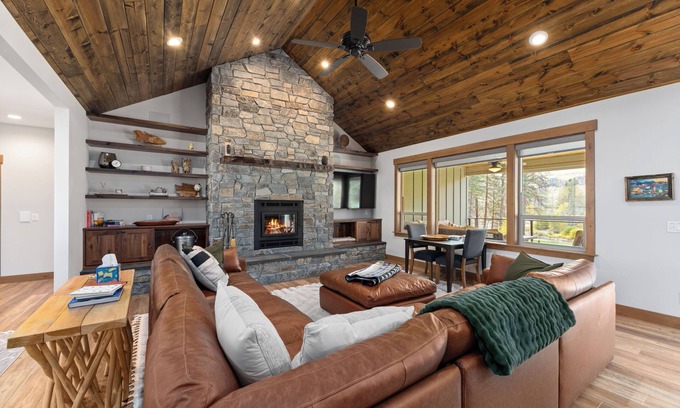 Pateros Casa | Year-Round Adventure Riverfront 4-bedroom retreat with 2 king suites