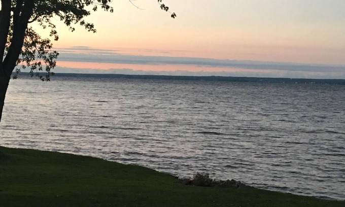 Town of Sullivan Casa | Belleza y tranquilidad durante todo el año en esta casa frente al lago con muelle.