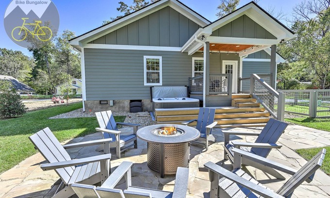 Hendersonville Casa | Yellow Bike Bungalow-Block from Bike Trail-Fireplace- Dog Friendly