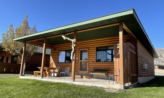 Gardiner Casa | Yellowstone Riverbend Cabin - Waterfront + Wildlife + Walk in YNP solo 1500 pies