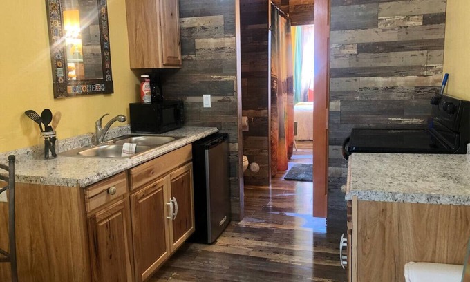 Palisades Casa | Yellowstone Tiny house- Valley Village
