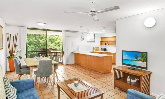 Rainbow Beach Apartamento | Yiningie Apartment- Baden 9 - Rainbow Shores. Swimming pool, walk to beach, air conditioned