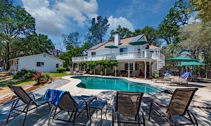 Mariposa Casa | Finca cerca de Yosemite, hermosas vistas, jacuzzi, sala de juegos, y mucho más!