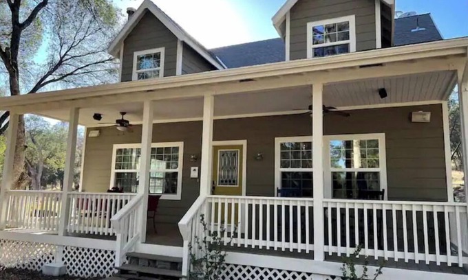 Mariposa Casa | Yosemite's Cottage at Creek View Ranch - 30 Acres with Pond, Trails, & Wildlife