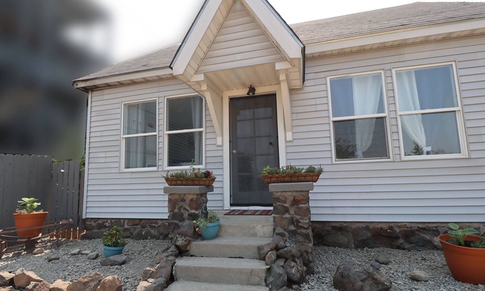 South Perry District Casa | You will enjoy this updated 1907 Cottage— it is a hidden gem