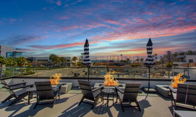 Huntington Beach Casa | You Won't Want To Miss This! 2 Levels! Ocean Views