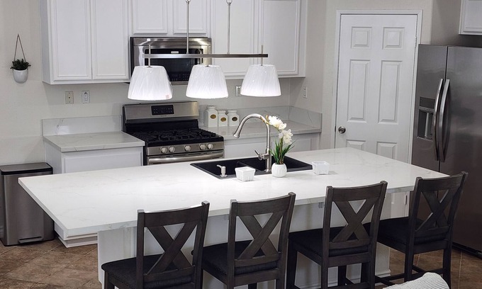 El Centro Casa | Your Dream 5 BR Getaway -Sleeps 11+-Great Location