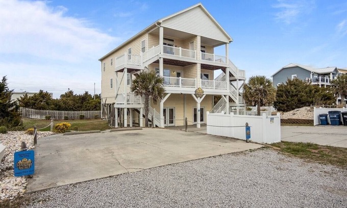 Emerald Isle Casa | Your Happy Place, just steps to the beach