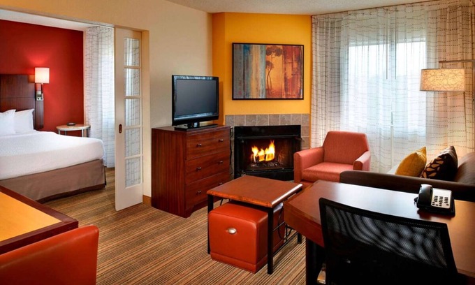 Warren Hotel | Your Home Away From Home! 2 Posh Units, w/ Kitchen! Pet-Friendly, Free Breakfast