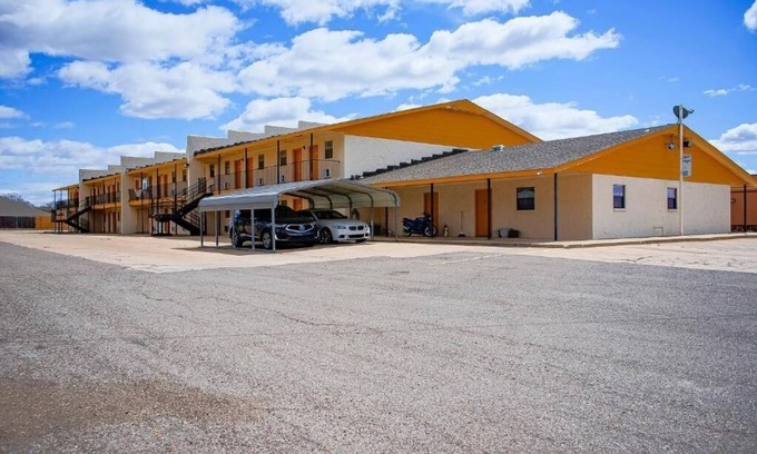 Duncan Hotel | Your Next Duncan Stay With Parking Near Outdoor Trails And Great Eats