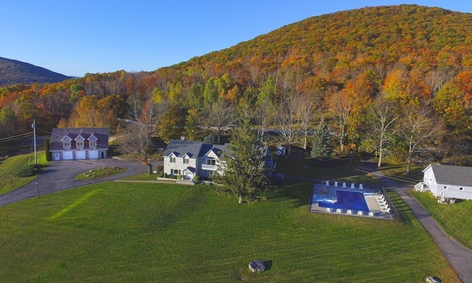East Jewett Casa | ***Your Own Estate***