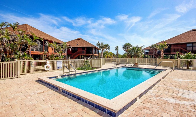 Sanibel Condominio | Your Perfect Getaway Awaits: Sanibel Island villa with private beach - Pet - Friendly Signal Inn 11