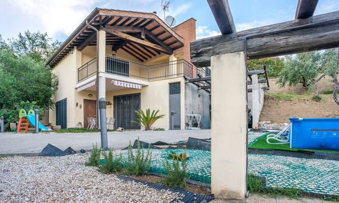 Riano Villa | Tu base romana: Villa con jardín