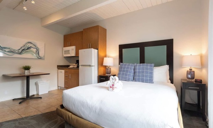 San Clemente Hotel | Your San Clemente Studio Escape! Outdoor Swimming Pool!