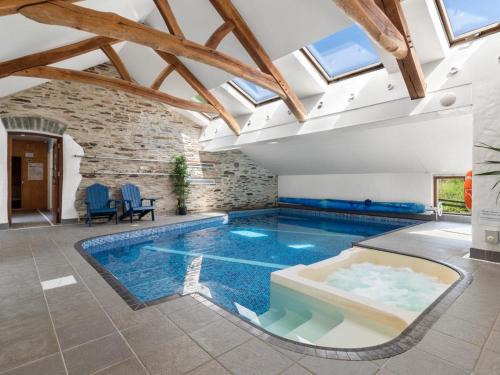 Whitland Casa | Ysgubor Ganol