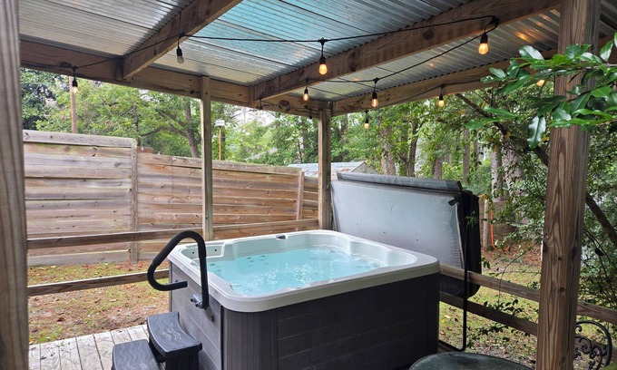 Kings Grant Casa | Zen 2 Hideaway With Hot Tube Between Downtown and the Beach