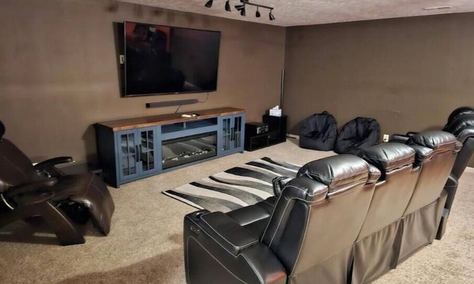 Jefferson Casa | Zen Den: Movie room, Bar, Games and EV Charger