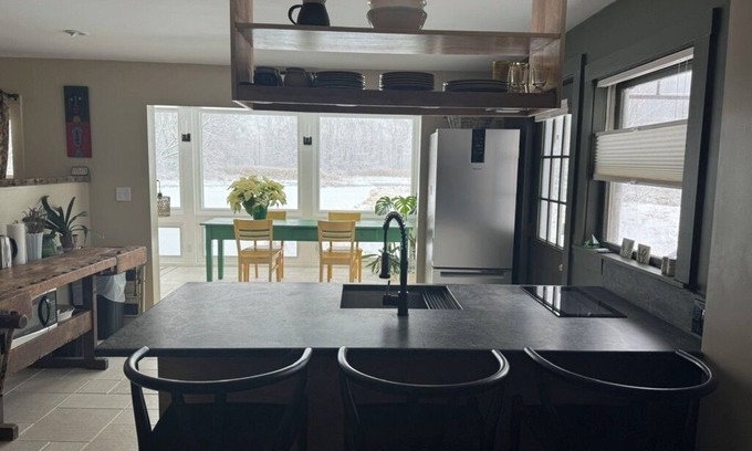 Great Barrington Apartamento | Zen Riverfront studio w/ Spa steam shower, wood stove, SKI Catamount /Butternut