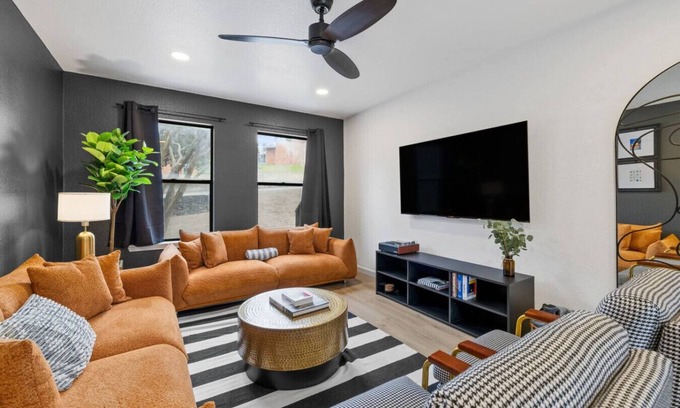 Barton Hills Casa | Zilker Park | Theater | Game Room | Sleeps 14!