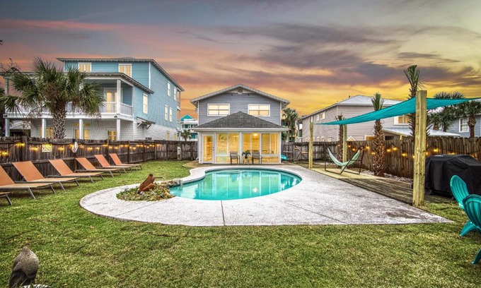 Crystal Beach Casa | Zula Dreams Beach House, 1min Walk To The Beach, Sleeps 16, Private Heated Pool, Pets Welcome, Fenced Yard
