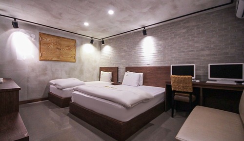 Room (Twin B  1 double bed + 1 single bed ()