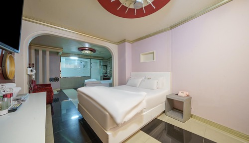 Room (Twin A (2 double bedsNetflixWave avai)