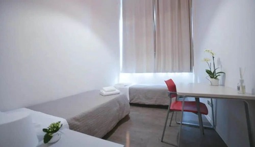 Habitación básica con 2 camas individuales