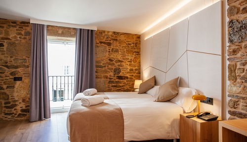 Habitación superior con 2 camas individuales, vistas al patio