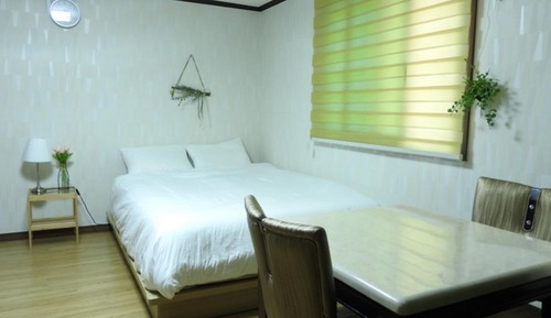 Room (404 chamomile)